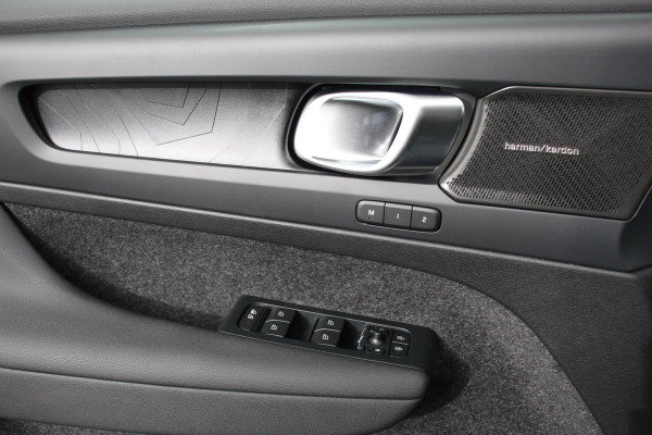 Volvo XC40 1.5 T5 Plug-in hybrid Ultimate Dark Electrische Glazen Panorama dak Navigatie Dab Led Adaptieve Cruise Control Camera Parkeer sensoren Lichtmetalen velgen