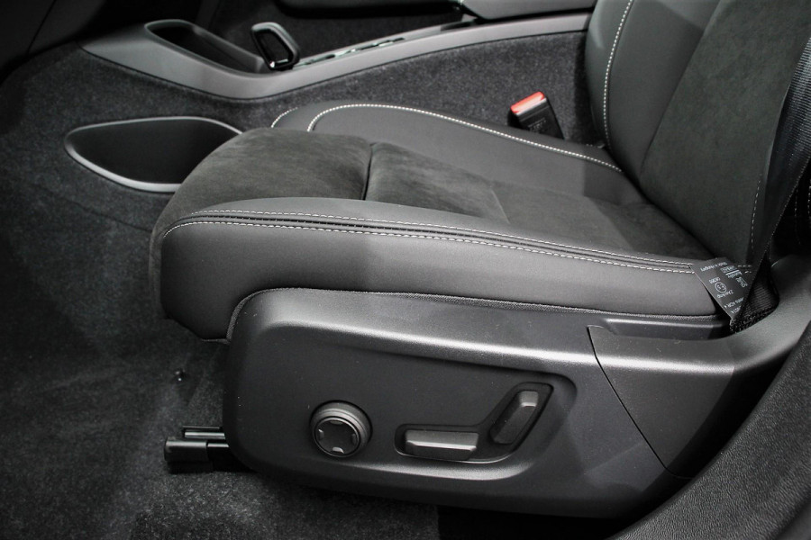 Volvo XC40 1.5 T5 Plug-in hybrid Ultimate Dark Electrische Glazen Panorama dak Navigatie Dab Led Adaptieve Cruise Control Camera Parkeer sensoren Lichtmetalen velgen