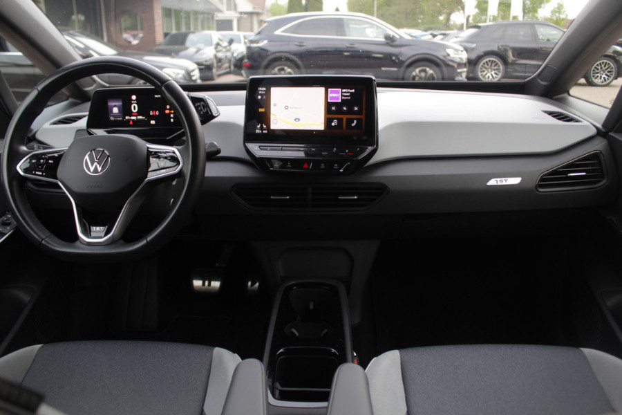 Volkswagen ID.3 First Plus 58 kWh / Trekhaak / Camera / Keyless / Matrix LED / Interieurvoorverwarming / 19'' / DAB / Navigatie / Stoel+Stuurverwarming / ACC