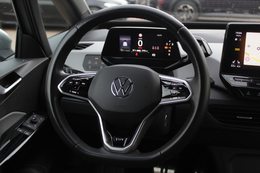 Volkswagen ID.3 First Plus 58 kWh / Trekhaak / Camera / Keyless / Matrix LED / Interieurvoorverwarming / 19'' / DAB / Navigatie / Stoel+Stuurverwarming / ACC