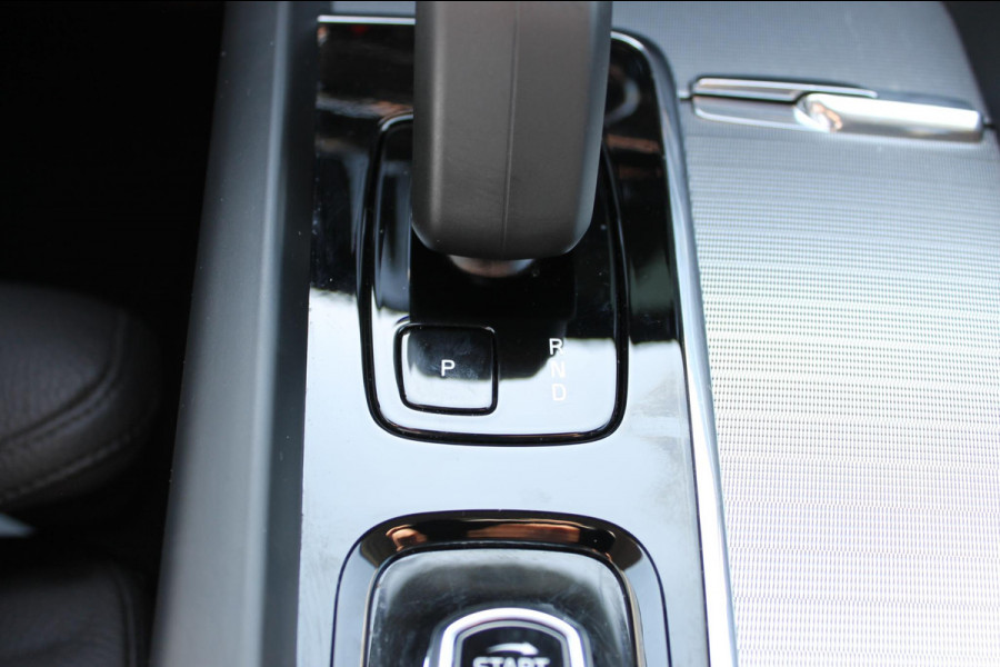 Volvo XC60 T6 Plug-in hybrid AWD Plus Dark Long range / Adaptieve cruise control / Panoramadak / Apple carplay / Parkeersensoren met 360 camera / Elektrische achterklep / Elektrische stoelen met geheugen / Stoel en stuurwielverwarming