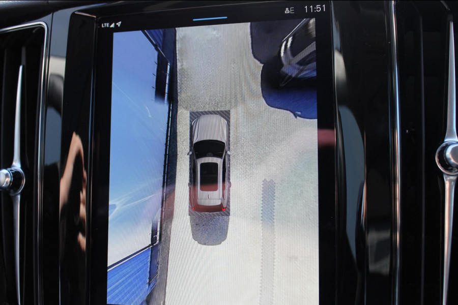 Volvo XC60 T6 Plug-in hybrid AWD Plus Dark Long range / Adaptieve cruise control / Panoramadak / Apple carplay / Parkeersensoren met 360 camera / Elektrische achterklep / Elektrische stoelen met geheugen / Stoel en stuurwielverwarming