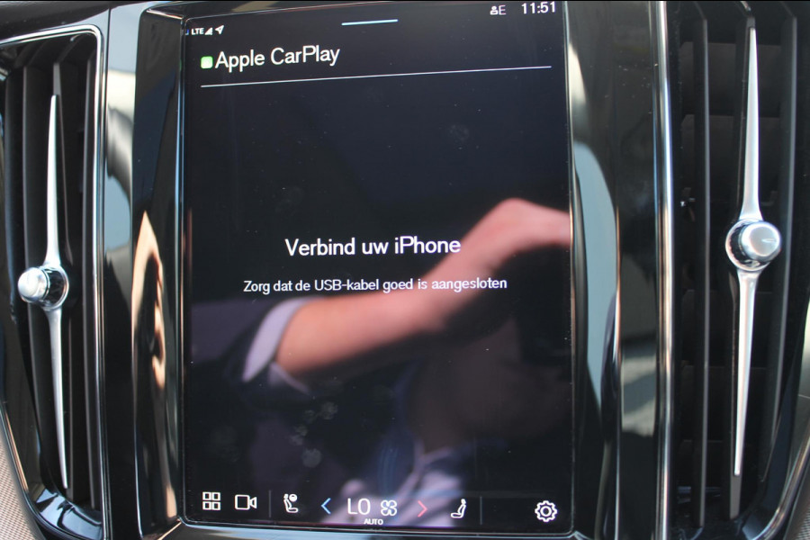 Volvo XC60 T6 Plug-in hybrid AWD Plus Dark Long range / Adaptieve cruise control / Panoramadak / Apple carplay / Parkeersensoren met 360 camera / Elektrische achterklep / Elektrische stoelen met geheugen / Stoel en stuurwielverwarming