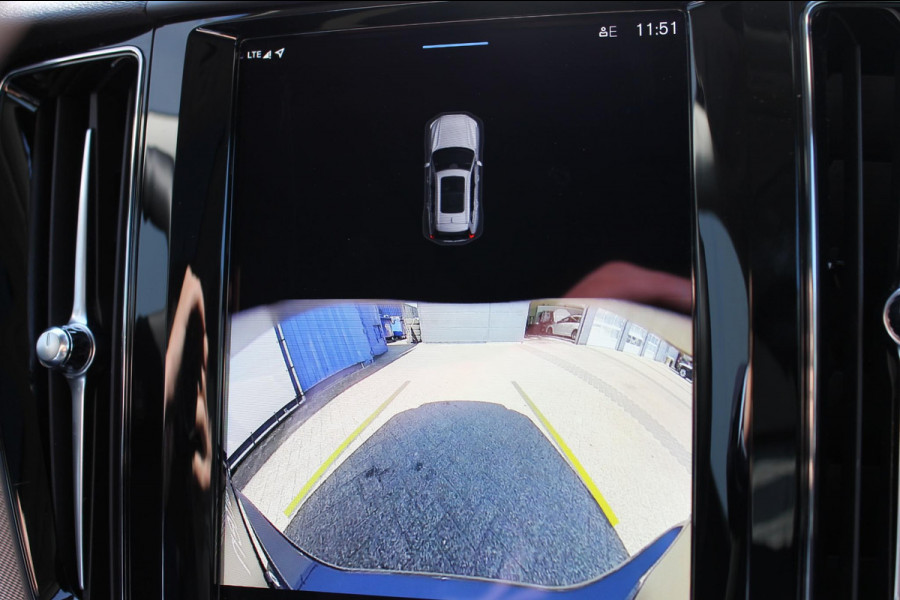 Volvo XC60 T6 Plug-in hybrid AWD Plus Dark Long range / Adaptieve cruise control / Panoramadak / Apple carplay / Parkeersensoren met 360 camera / Elektrische achterklep / Elektrische stoelen met geheugen / Stoel en stuurwielverwarming
