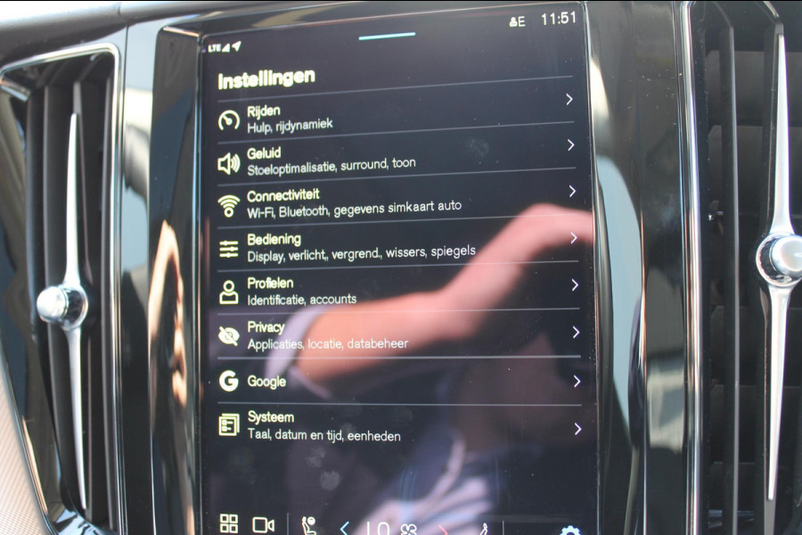 Volvo XC60 T6 Plug-in hybrid AWD Plus Dark Long range / Adaptieve cruise control / Panoramadak / Apple carplay / Parkeersensoren met 360 camera / Elektrische achterklep / Elektrische stoelen met geheugen / Stoel en stuurwielverwarming