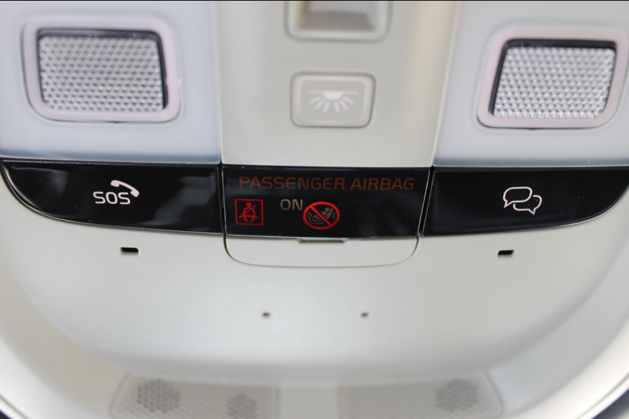 Volvo XC60 T6 Plug-in hybrid AWD Plus Dark Long range / Adaptieve cruise control / Panoramadak / Apple carplay / Parkeersensoren met 360 camera / Elektrische achterklep / Elektrische stoelen met geheugen / Stoel en stuurwielverwarming