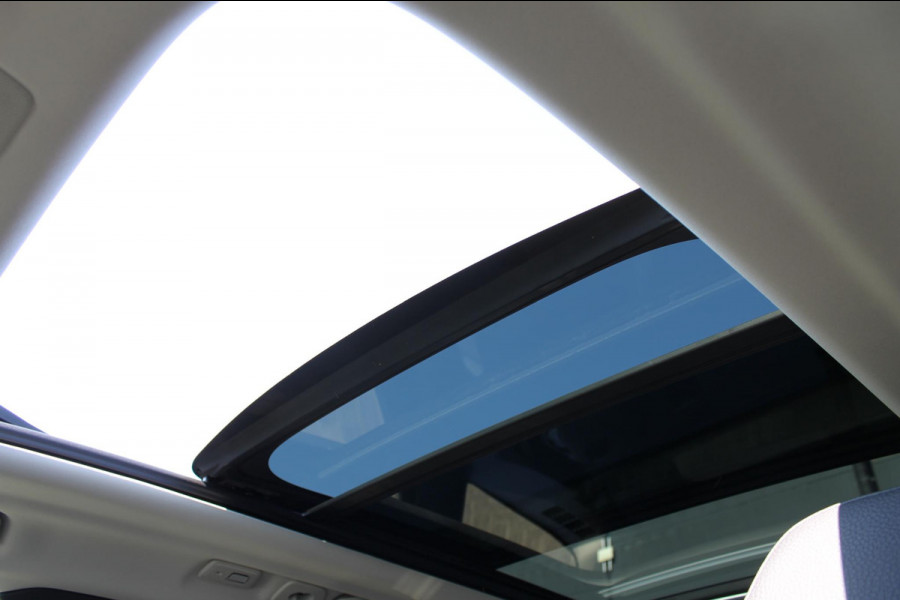 Volvo XC60 T6 Plug-in hybrid AWD Plus Dark Long range / Adaptieve cruise control / Panoramadak / Apple carplay / Parkeersensoren met 360 camera / Elektrische achterklep / Elektrische stoelen met geheugen / Stoel en stuurwielverwarming