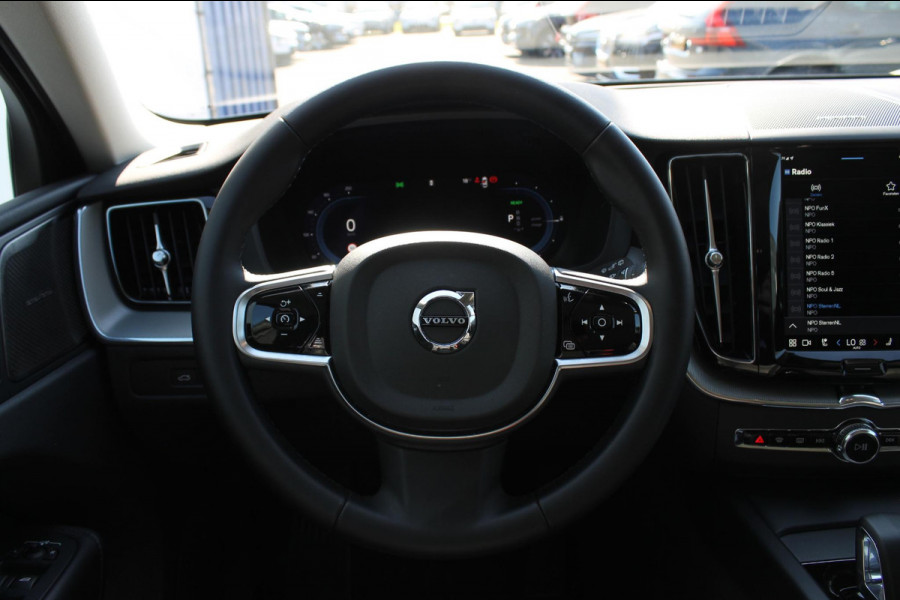 Volvo XC60 T6 Plug-in hybrid AWD Plus Dark Long range / Adaptieve cruise control / Panoramadak / Apple carplay / Parkeersensoren met 360 camera / Elektrische achterklep / Elektrische stoelen met geheugen / Stoel en stuurwielverwarming