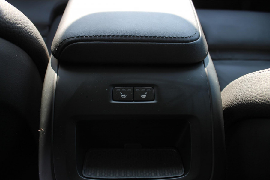 Volvo XC60 T6 Plug-in hybrid AWD Plus Dark Long range / Adaptieve cruise control / Panoramadak / Apple carplay / Parkeersensoren met 360 camera / Elektrische achterklep / Elektrische stoelen met geheugen / Stoel en stuurwielverwarming