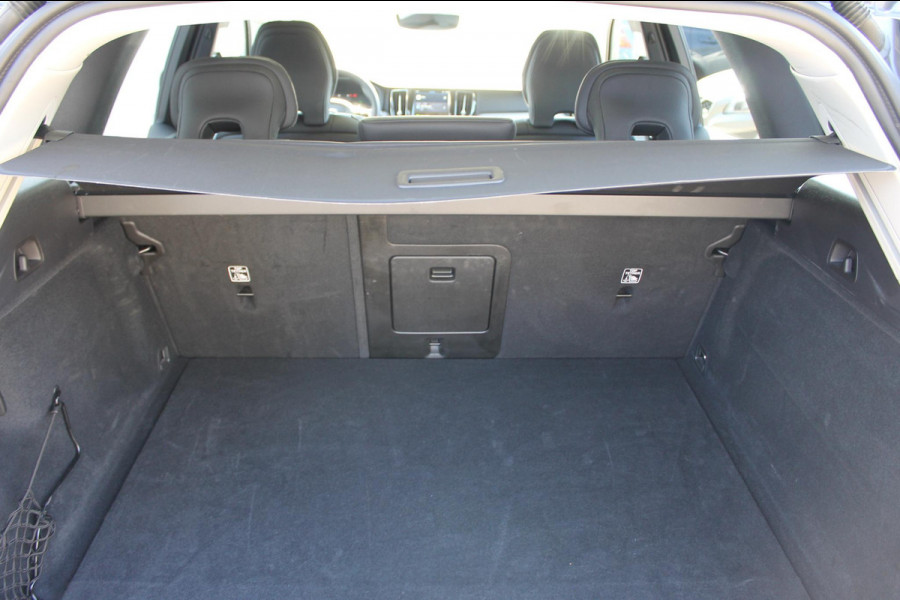 Volvo XC60 T6 Plug-in hybrid AWD Plus Dark Long range / Adaptieve cruise control / Panoramadak / Apple carplay / Parkeersensoren met 360 camera / Elektrische achterklep / Elektrische stoelen met geheugen / Stoel en stuurwielverwarming