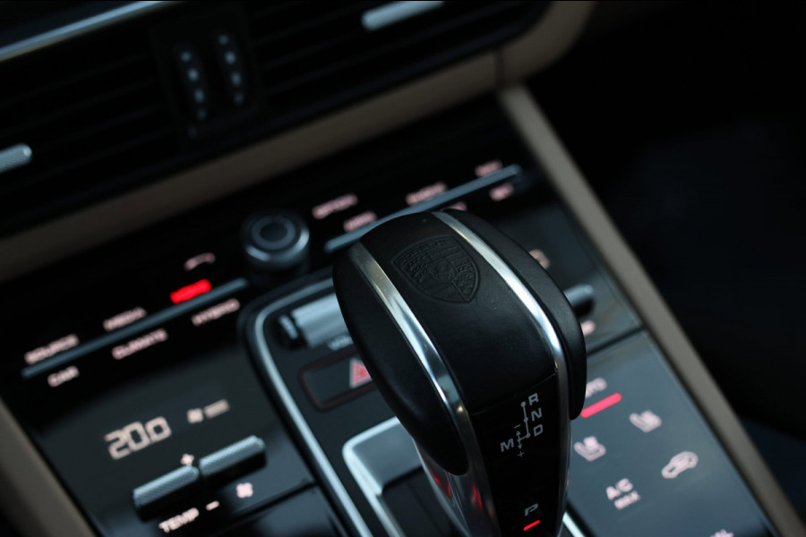 Porsche Cayenne Coupé 3.0 E-Hybrid *Pano*Sport Design*Sportuitlaat*Soft-Close*Sportstoelen*