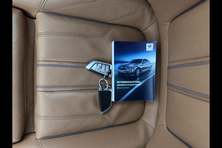 BMW 5 Serie 530e iPerformance High Executive (Plug-in) {SoH-98%} Aut. *HEAD-UP | LEATHER | XENON | ADAPTIVE-CRUISE | TOP-VIEW | HEATED-COMFORTSEATS | PRIVACY-GLASS | AMBIENT-LIGHT | ECC | PDC | 18''ALU*