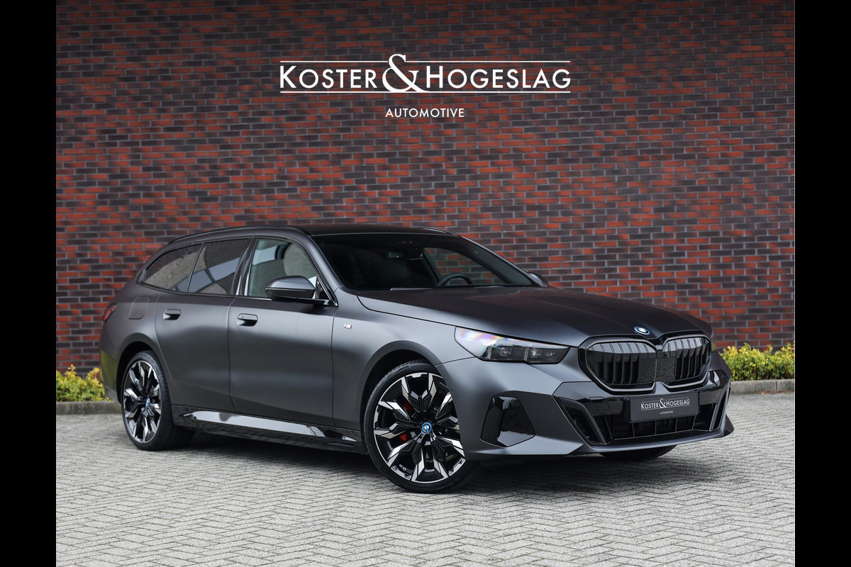 BMW 5 Serie Touring 530e xDrive | Individual - B&W - HUD - Trekhaak