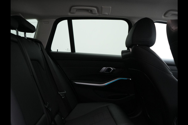 BMW 3 Serie Touring 320e xDrive Sportline PHEV 204pk Dealer O.H | SOH 88,1% | Trekhaak Af Fabriek | Camera | Laser LED | Cruise Control | Lederen Sportstoelen Verwarmd | Keyless | Sfeerverlichting | Apple Carplay | BLIS | Virtual | Navigatie | DAB | 18"L. Plug In Hybrid |