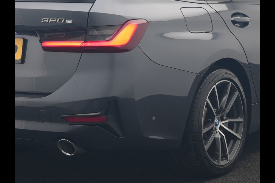 BMW 3 Serie Touring 320e xDrive Sportline PHEV 204pk Dealer O.H | SOH 88,1% | Trekhaak Af Fabriek | Camera | Laser LED | Cruise Control | Lederen Sportstoelen Verwarmd | Keyless | Sfeerverlichting | Apple Carplay | BLIS | Virtual | Navigatie | DAB | 18"L. Plug In Hybrid |