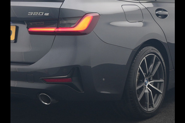 BMW 3 Serie Touring 320e xDrive Sportline PHEV 204pk Dealer O.H | SOH 88,1% | Trekhaak Af Fabriek | Camera | Laser LED | Cruise Control | Lederen Sportstoelen Verwarmd | Keyless | Sfeerverlichting | Apple Carplay | BLIS | Virtual | Navigatie | DAB | 18"L. Plug In Hybrid |