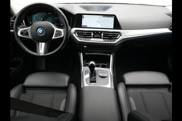 BMW 3 Serie Touring 320e xDrive Sportline PHEV 204pk Dealer O.H | SOH 88,1% | Trekhaak Af Fabriek | Camera | Laser LED | Cruise Control | Lederen Sportstoelen Verwarmd | Keyless | Sfeerverlichting | Apple Carplay | BLIS | Virtual | Navigatie | DAB | 18"L. Plug In Hybrid |
