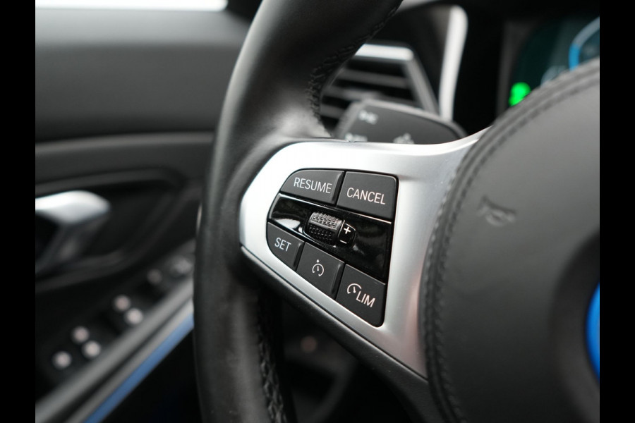 BMW 3 Serie Touring 320e xDrive Sportline PHEV 204pk Dealer O.H | SOH 88,1% | Trekhaak Af Fabriek | Camera | Laser LED | Cruise Control | Lederen Sportstoelen Verwarmd | Keyless | Sfeerverlichting | Apple Carplay | BLIS | Virtual | Navigatie | DAB | 18"L. Plug In Hybrid |