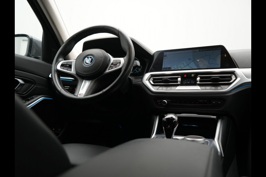 BMW 3 Serie Touring 320e xDrive Sportline PHEV 204pk Dealer O.H | SOH 88,1% | Trekhaak Af Fabriek | Camera | Laser LED | Cruise Control | Lederen Sportstoelen Verwarmd | Keyless | Sfeerverlichting | Apple Carplay | BLIS | Virtual | Navigatie | DAB | 18"L. Plug In Hybrid |