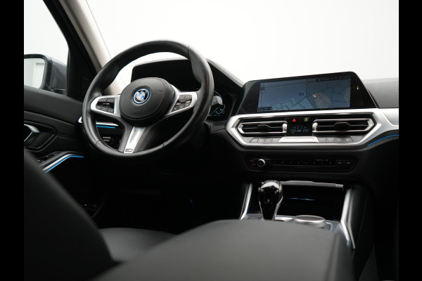BMW 3 Serie Touring 320e xDrive Sportline PHEV 204pk Dealer O.H | SOH 88,1% | Trekhaak Af Fabriek | Camera | Laser LED | Cruise Control | Lederen Sportstoelen Verwarmd | Keyless | Sfeerverlichting | Apple Carplay | BLIS | Virtual | Navigatie | DAB | 18"L. Plug In Hybrid |
