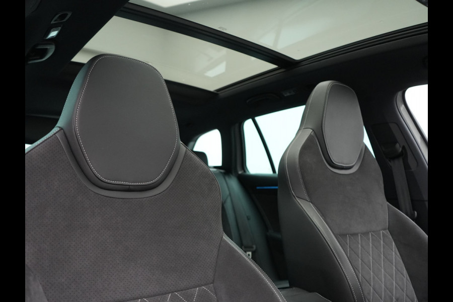 Škoda Superb Combi 1.4 TSI iV Sportline Business PHEV 218pk Dealer O.H. | SOH 91,2% | Panodak | Adaptive Cruise | Camera | Canton Audio | Alcantara Sportstoelen Memory & Verwarmd | Sfeerverlichting | Keyless | BLIS | Stuur Verwarmd | Apple Carplay | Crystal LED | Navigatie | Plug In Hybrid |