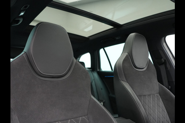 Škoda Superb Combi 1.4 TSI iV Sportline Business PHEV 218pk Dealer O.H. | SOH 91,2% | Panodak | Adaptive Cruise | Camera | Canton Audio | Alcantara Sportstoelen Memory & Verwarmd | Sfeerverlichting | Keyless | BLIS | Stuur Verwarmd | Apple Carplay | Crystal LED | Navigatie | Plug In Hybrid |