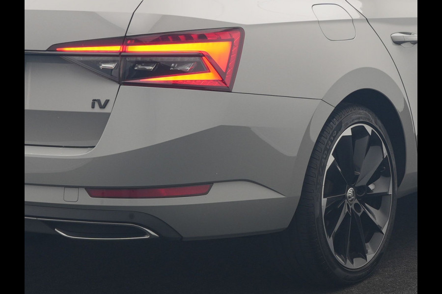 Škoda Superb Combi 1.4 TSI iV Sportline Business PHEV 218pk Dealer O.H. | SOH 91,2% | Panodak | Adaptive Cruise | Camera | Canton Audio | Alcantara Sportstoelen Memory & Verwarmd | Sfeerverlichting | Keyless | BLIS | Stuur Verwarmd | Apple Carplay | Crystal LED | Navigatie | Plug In Hybrid |