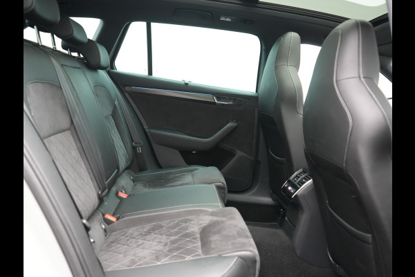 Škoda Superb Combi 1.4 TSI iV Sportline Business PHEV 218pk Dealer O.H. | SOH 91,2% | Panodak | Adaptive Cruise | Camera | Canton Audio | Alcantara Sportstoelen Memory & Verwarmd | Sfeerverlichting | Keyless | BLIS | Stuur Verwarmd | Apple Carplay | Crystal LED | Navigatie | Plug In Hybrid |