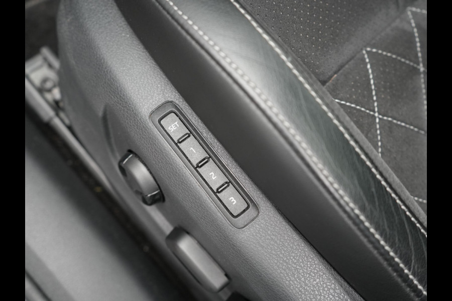 Škoda Superb Combi 1.4 TSI iV Sportline Business PHEV 218pk Dealer O.H. | SOH 91,2% | Panodak | Adaptive Cruise | Camera | Canton Audio | Alcantara Sportstoelen Memory & Verwarmd | Sfeerverlichting | Keyless | BLIS | Stuur Verwarmd | Apple Carplay | Crystal LED | Navigatie | Plug In Hybrid |