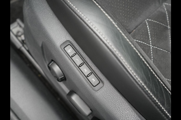 Škoda Superb Combi 1.4 TSI iV Sportline Business PHEV 218pk Dealer O.H. | SOH 91,2% | Panodak | Adaptive Cruise | Camera | Canton Audio | Alcantara Sportstoelen Memory & Verwarmd | Sfeerverlichting | Keyless | BLIS | Stuur Verwarmd | Apple Carplay | Crystal LED | Navigatie | Plug In Hybrid |