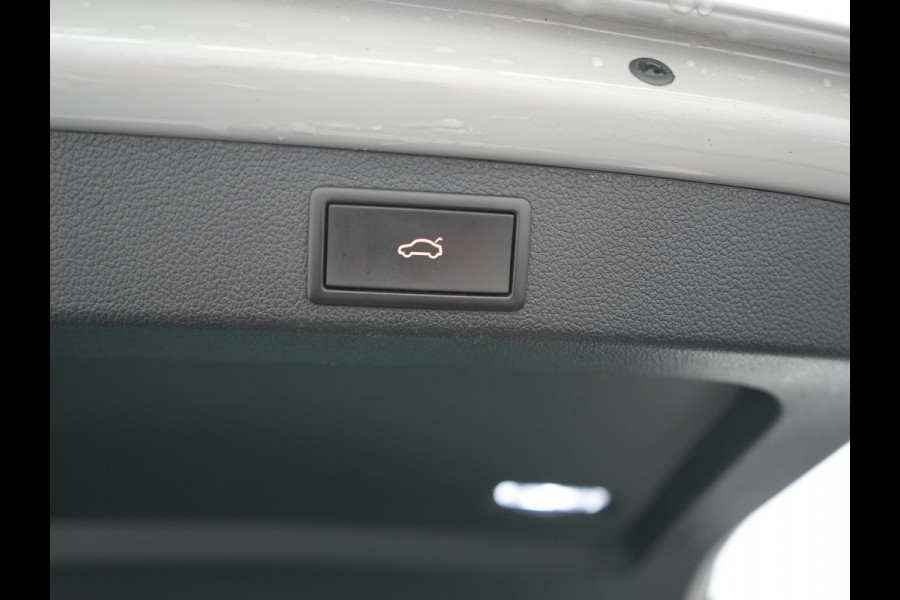 Škoda Superb Combi 1.4 TSI iV Sportline Business PHEV 218pk Dealer O.H. | SOH 91,2% | Panodak | Adaptive Cruise | Camera | Canton Audio | Alcantara Sportstoelen Memory & Verwarmd | Sfeerverlichting | Keyless | BLIS | Stuur Verwarmd | Apple Carplay | Crystal LED | Navigatie | Plug In Hybrid |