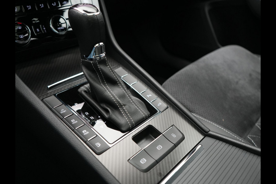 Škoda Superb Combi 1.4 TSI iV Sportline Business PHEV 218pk Dealer O.H. | SOH 91,2% | Panodak | Adaptive Cruise | Camera | Canton Audio | Alcantara Sportstoelen Memory & Verwarmd | Sfeerverlichting | Keyless | BLIS | Stuur Verwarmd | Apple Carplay | Crystal LED | Navigatie | Plug In Hybrid |