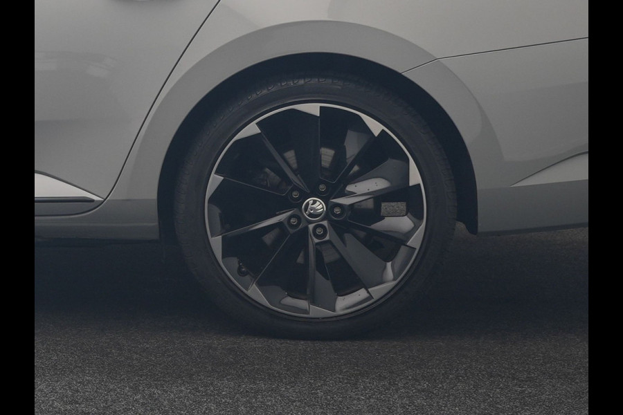 Škoda Superb Combi 1.4 TSI iV Sportline Business PHEV 218pk Dealer O.H. | SOH 91,2% | Panodak | Adaptive Cruise | Camera | Canton Audio | Alcantara Sportstoelen Memory & Verwarmd | Sfeerverlichting | Keyless | BLIS | Stuur Verwarmd | Apple Carplay | Crystal LED | Navigatie | Plug In Hybrid |