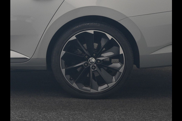 Škoda Superb Combi 1.4 TSI iV Sportline Business PHEV 218pk Dealer O.H. | SOH 91,2% | Panodak | Adaptive Cruise | Camera | Canton Audio | Alcantara Sportstoelen Memory & Verwarmd | Sfeerverlichting | Keyless | BLIS | Stuur Verwarmd | Apple Carplay | Crystal LED | Navigatie | Plug In Hybrid |
