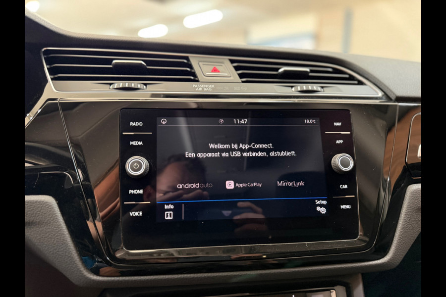 Volkswagen Touran 1.2 TSI Comfortline Business 7p | 7-Persoons | ErgoActive | Massage | ACC | Camera | Navi | CarPlay