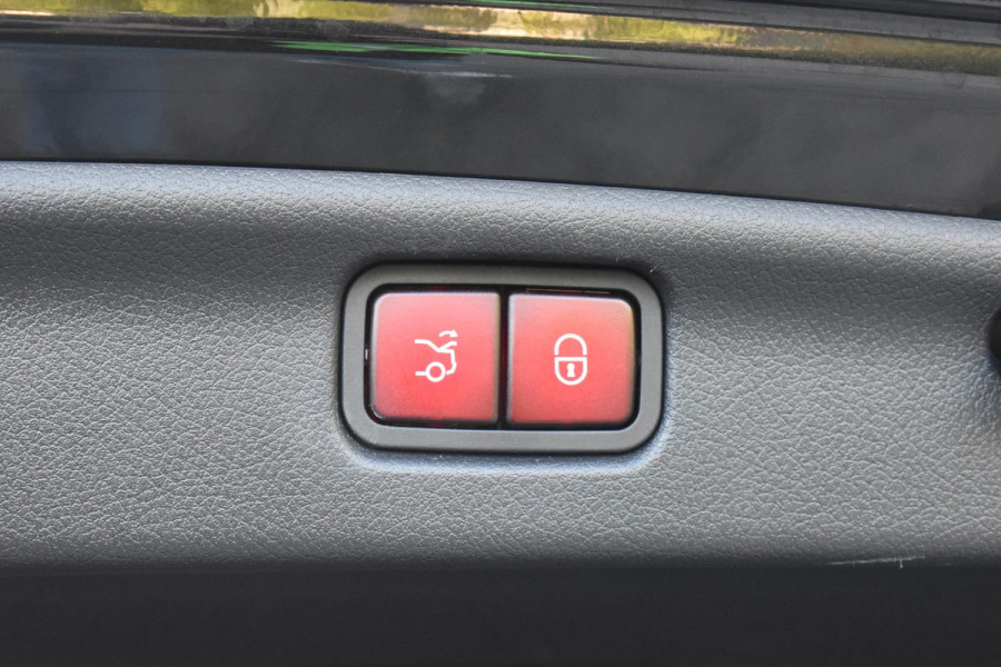 Mercedes-Benz C-Klasse 300 4MATIC AMG Pano 360C Keyless 20" Trekhaak