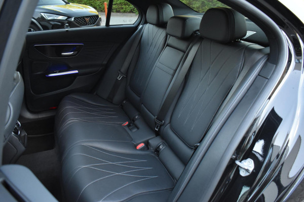 Mercedes-Benz C-Klasse 300 4MATIC AMG Pano 360C Keyless 20" Trekhaak
