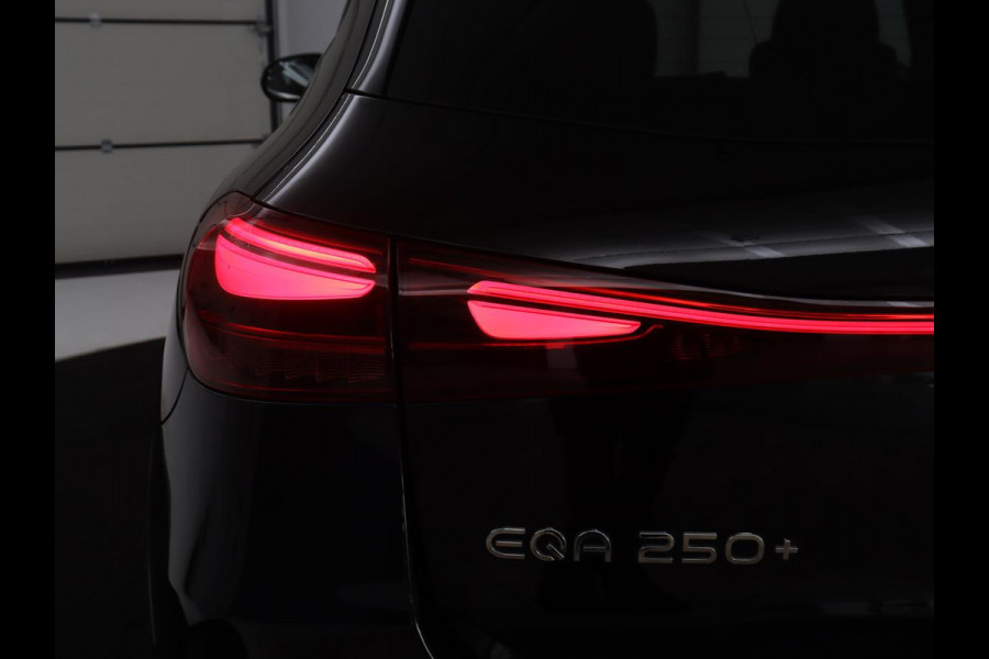 Mercedes-Benz EQA 250+ AMG Line 71 kWh SOH 98,5% | Trekhaak | LED | Stoelverwarming | Apple Carplay | Pano.Dak | Camera |
