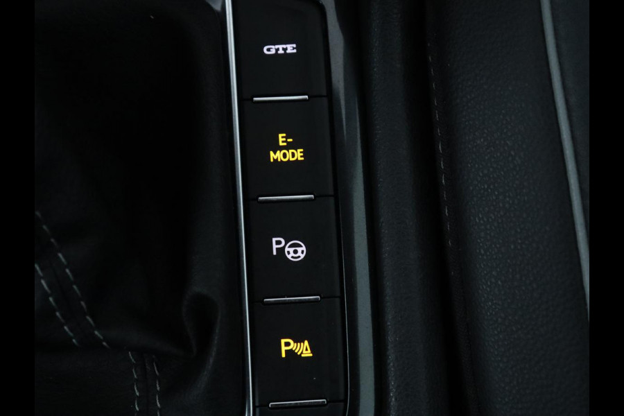 Volkswagen Tiguan 1.5 eHybrid Edition 20 SOH 93,3 % | R-Line | Trekhaak | LED | Camera | Apple Carplay |