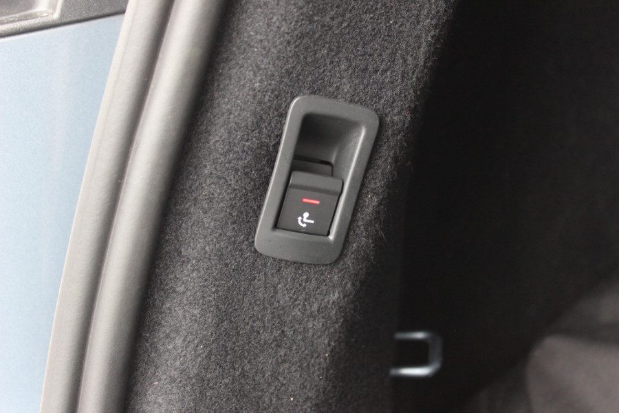Audi Q4 e-tron 40 Launch edition Advanced Plus 77 kWh / Trekhaak / Panoramadak / Camera / Sonos Audio / Keyless / 21'' / Matrix LED / Stoelverwarming / Dodehoek / DAB / ACC