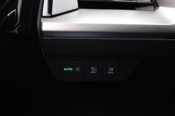 Audi Q4 e-tron 40 Launch edition Advanced Plus 77 kWh / Trekhaak / Panoramadak / Camera / Sonos Audio / Keyless / 21'' / Matrix LED / Stoelverwarming / Dodehoek / DAB / ACC