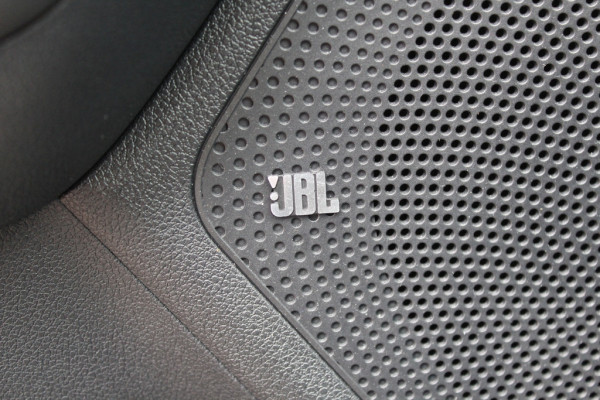 Kia e-Niro ExecutiveLine 64 kWh / Trekhaak / Camera / Leder / Keyless / 17'' / Stoelventilatie / Navigatie / Dodehoek / DAB / Cruise Control Adaptief