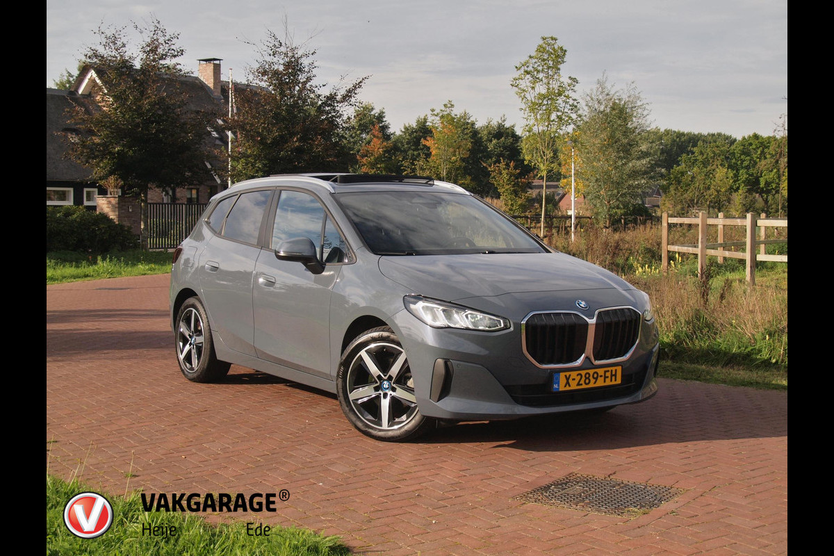 BMW 2 Serie Active Tourer 225e xDrive | Panoramadak | Harman Kardon | Camera| Sfeerverlichting | NL-Auto |