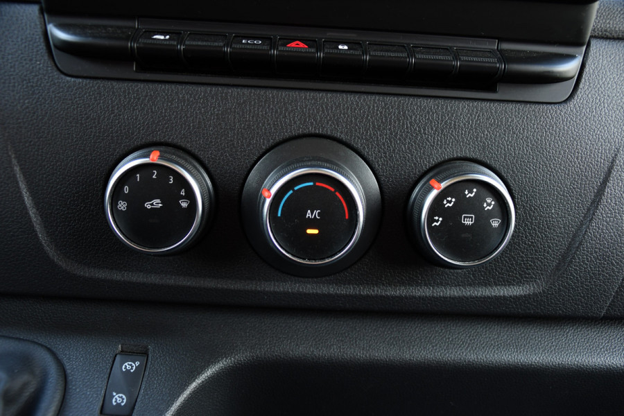 Renault Master T33 2.3 dCi 135 L2H2 Camera, Cruise, LED, Multimedia, Trekhaak, 135pk, NAVI, Betimmering, Uniek!