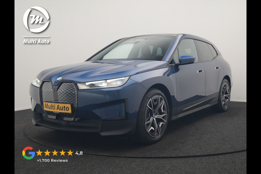 BMW iX xDrive40 Excellence 77 kWh 327pk | SOH 96,9% | Trekhaak Af Fabriek | Panodak Sky Lounge | Adaptive Cruise | Head Up | 360 Camera | Harman / Kardon | Lederen Sportstoelen & Stuur Verwarmd | Sfeerverlichting | BLIS | Keyless |