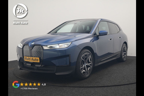 BMW iX xDrive40 Excellence 77 kWh 327pk | SOH 96,9% | Trekhaak Af Fabriek | Panodak Sky Lounge | Adaptive Cruise | Head Up | 360 Camera | Harman / Kardon | Lederen Sportstoelen & Stuur Verwarmd | Sfeerverlichting | BLIS | Keyless |
