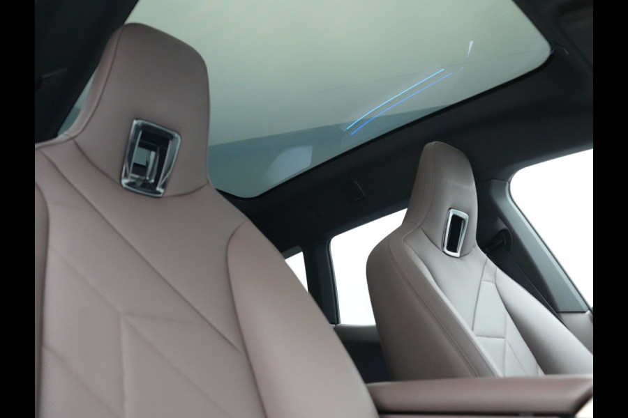 BMW iX xDrive40 Excellence 77 kWh 327pk | SOH 96,9% | Trekhaak Af Fabriek | Panodak Sky Lounge | Adaptive Cruise | Head Up | 360 Camera | Harman / Kardon | Lederen Sportstoelen & Stuur Verwarmd | Sfeerverlichting | BLIS | Keyless |
