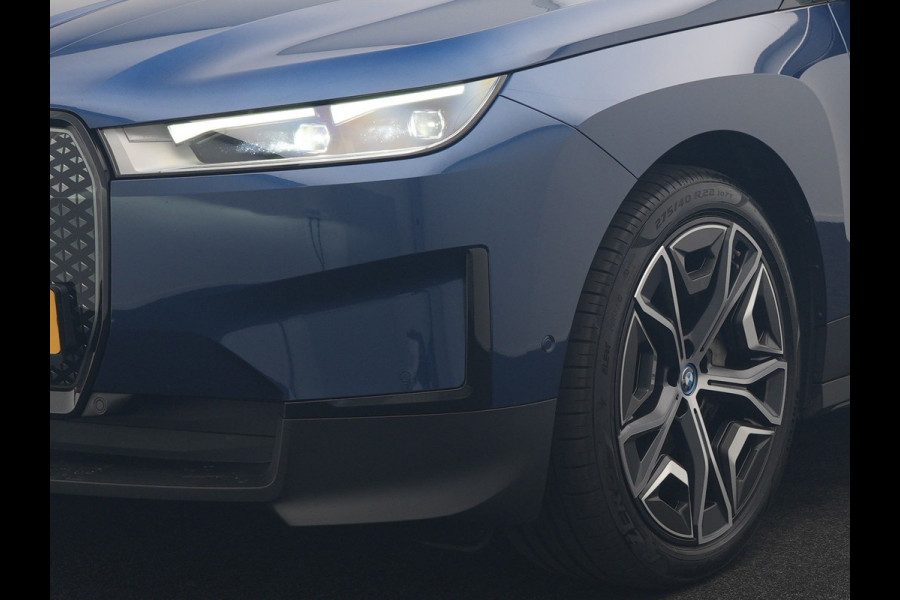 BMW iX xDrive40 Excellence 77 kWh 327pk | SOH 96,9% | Trekhaak Af Fabriek | Panodak Sky Lounge | Adaptive Cruise | Head Up | 360 Camera | Harman / Kardon | Lederen Sportstoelen & Stuur Verwarmd | Sfeerverlichting | BLIS | Keyless |
