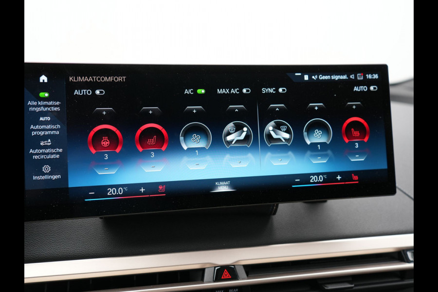 BMW iX xDrive40 Excellence 77 kWh 327pk | SOH 96,9% | Trekhaak Af Fabriek | Panodak Sky Lounge | Adaptive Cruise | Head Up | 360 Camera | Harman / Kardon | Lederen Sportstoelen & Stuur Verwarmd | Sfeerverlichting | BLIS | Keyless |