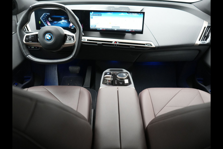 BMW iX xDrive40 Excellence 77 kWh 327pk | SOH 96,9% | Trekhaak Af Fabriek | Panodak Sky Lounge | Adaptive Cruise | Head Up | 360 Camera | Harman / Kardon | Lederen Sportstoelen & Stuur Verwarmd | Sfeerverlichting | BLIS | Keyless |